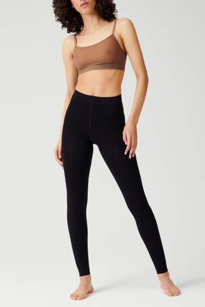 Die blickdichte schwarze Leggings Cosy Winter von item m6 mit Kompression und Push-Up Effekt.