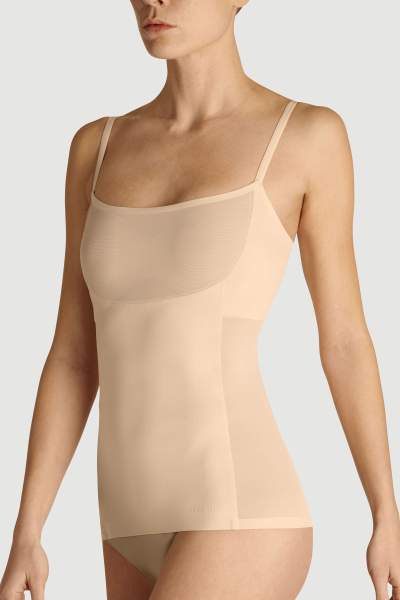 Das nude farbene Shape Multi Strap Top von item m6 mit Power-Mesh-Materialmix und extra flachen Nähten.