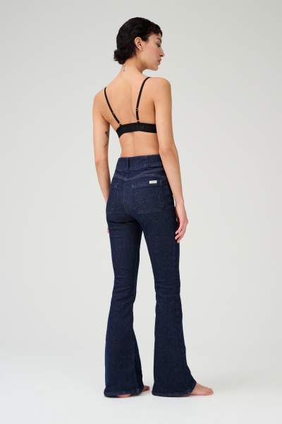 Klassische Five Pocket Jeans in dunkelblau.
