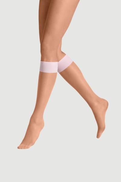 Die apricotfarbenen Light Knee-High in 15 DEN von item m6 modellieren sanft das Bein.