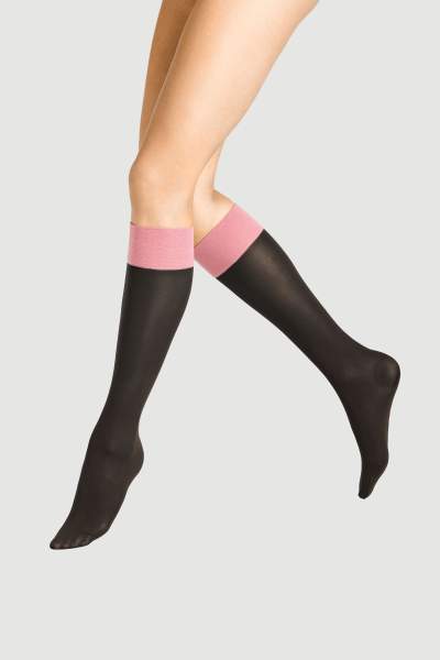 Die schwarzen Light Knee-High Socks in 50 DEN mit einem Bund in der Farbe dusty pink von item m6.