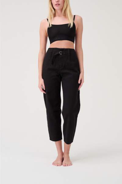 Die Relaxed High Rise Pants von item m6 in rinsed black.