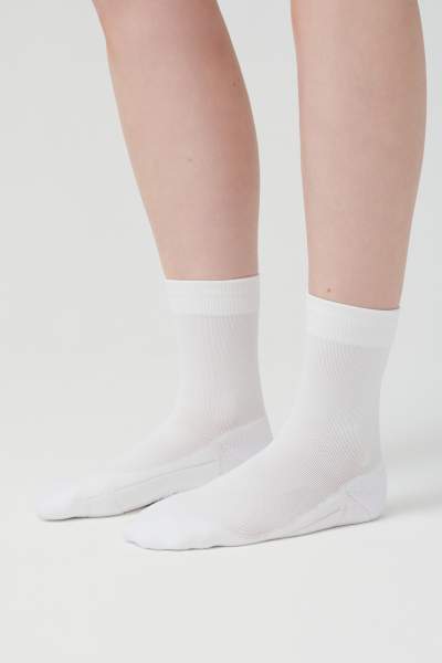 ITEM m6 gerippte Socken für Damen in der Farbe weiß