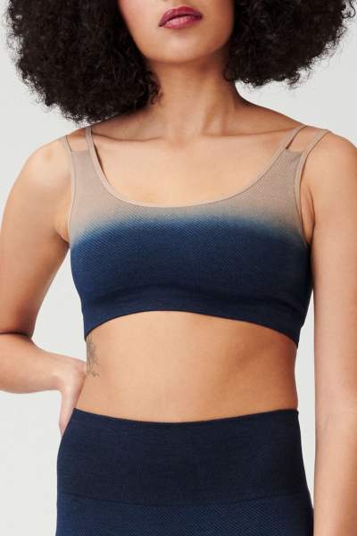 Eine Detailaufnahme der Soft Ribbed Bralette von item m6 in der Farbe nougat blue von vorne.