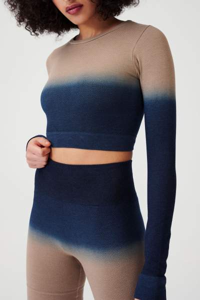 Das  Soft Ribbed Crop Top von item m6 in der Farbe navy nougat von vorne.