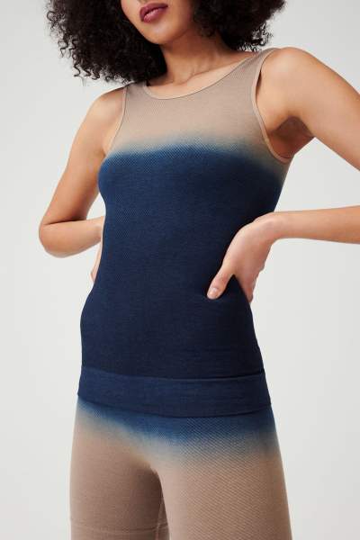 Das Soft Ribbed Tank Top von item m6  in der Farbe navy nougat.