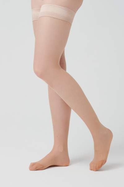 Die unsichtbar wirkende Stay-Up invisible von item m6 mit Kompression in der Farbe powder.