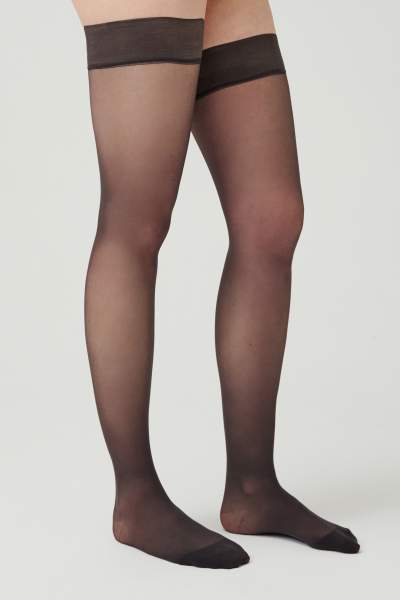 Die Stay-Up Translucent in 20 DEN von item m6 mit Kompression in der Farbe almost black.