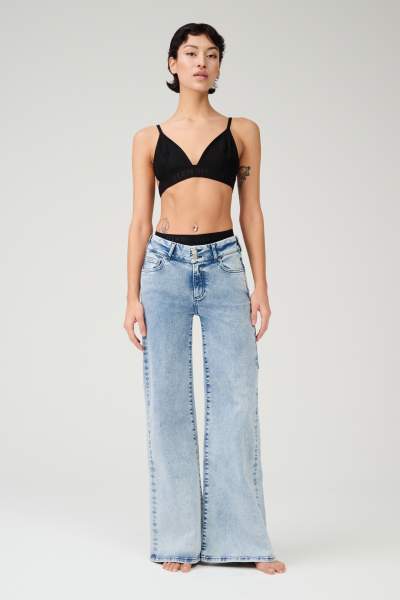 Wide Legged Denim in ausgewaschendem blau