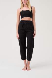 Die Relaxed High Rise Pants von item m6 in rinsed black.