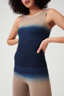 Eine Nahaufnahme des Soft Ribbed Tank Tops von item m6  in der Farbe navy nougat von vorne.