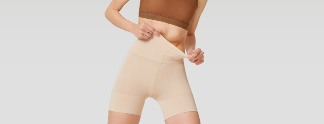 Frau trägt Shapewear für einen flachen Bauch von ITEM m6