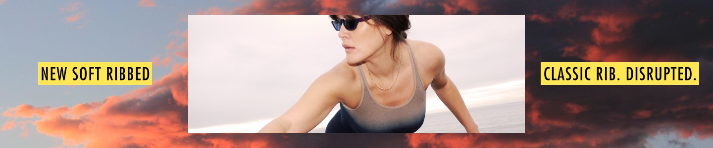 Frau in LA trägt Sonnenbrille und Shapewear in gerippter Qualität