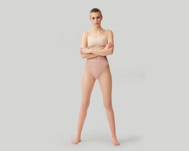 Model trägt eine dünne, hautfarbene 15 DEN Kompressionsstrumpfhose