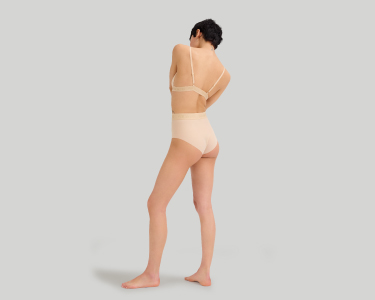 Model trägt All Mesh Body aus zartem Power Mesh