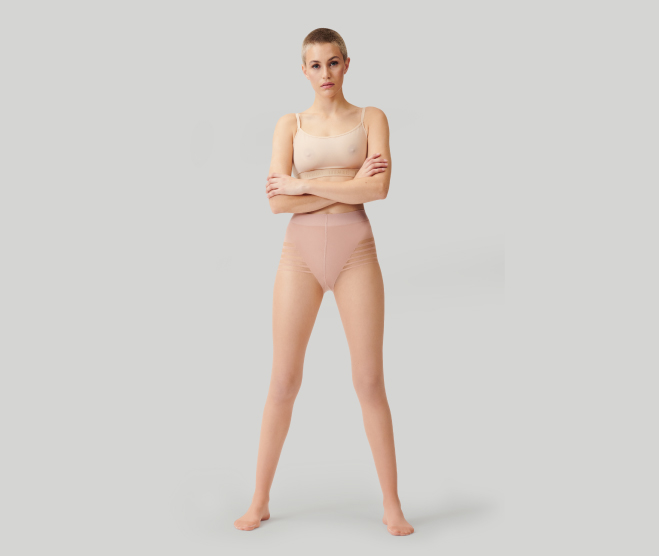 Model trägt eine dünne, hautfarbene 15 DEN Kompressionsstrumpfhose