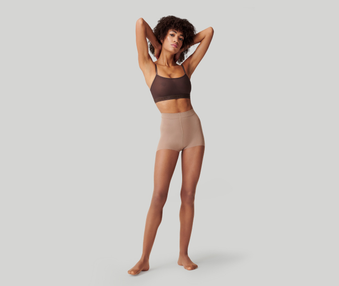 Model trägt eine Kompressionsstrumpfhose mit Make-Up-Effekt