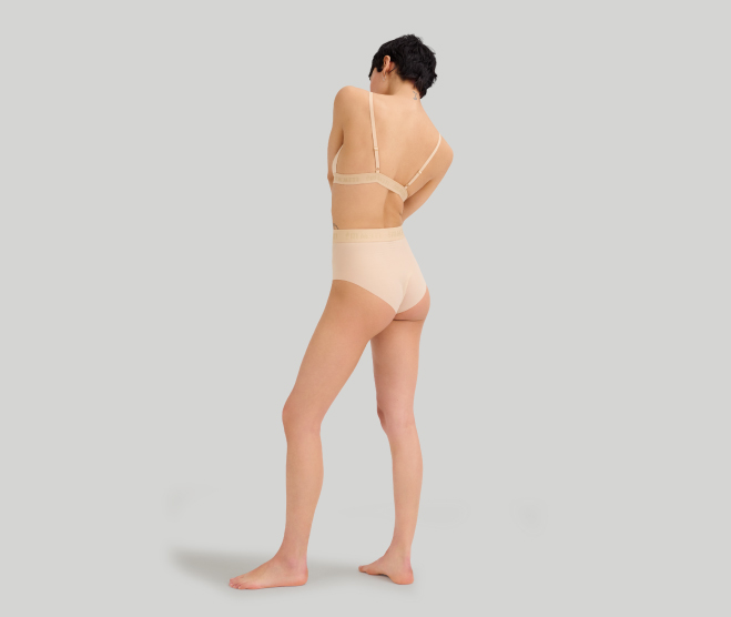 Model trägt All Mesh Body aus zartem Power Mesh