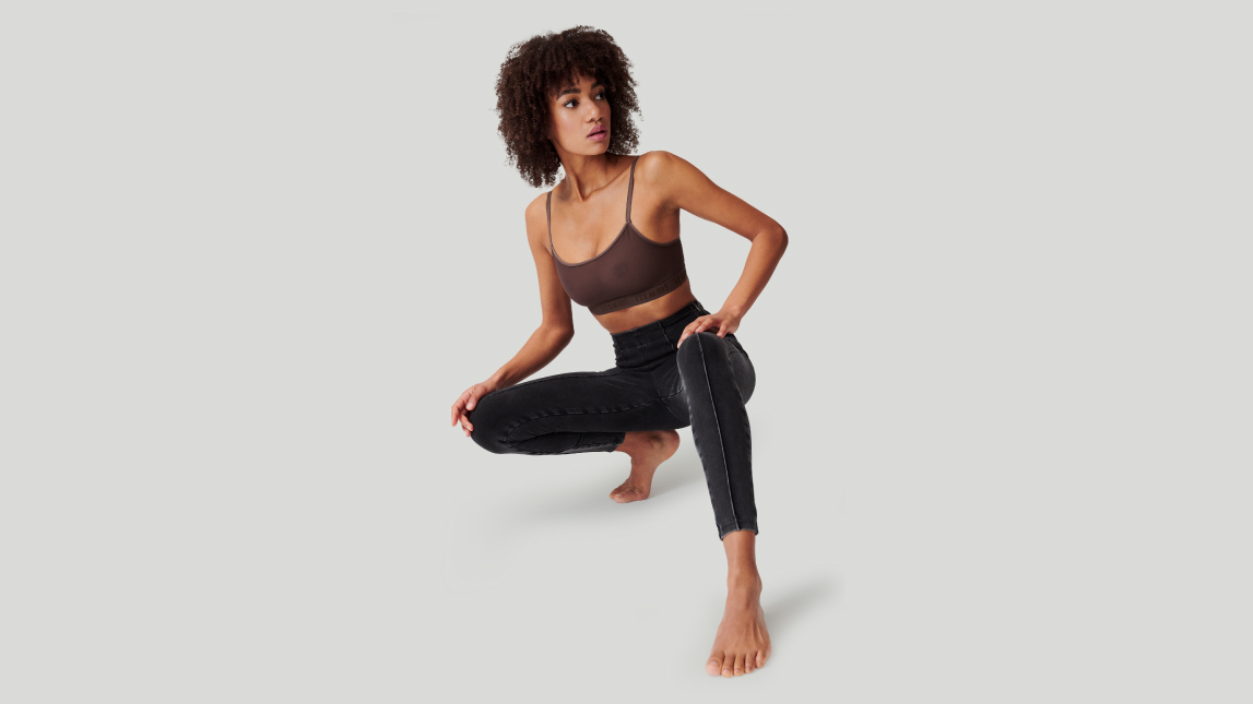 Junge Frau trägt eine Jeggings von ITEM m6