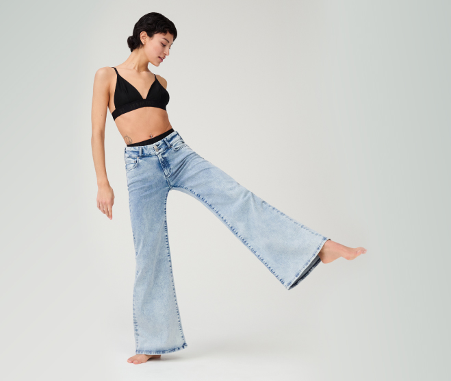 Comfortable shaping pants in a wide fit