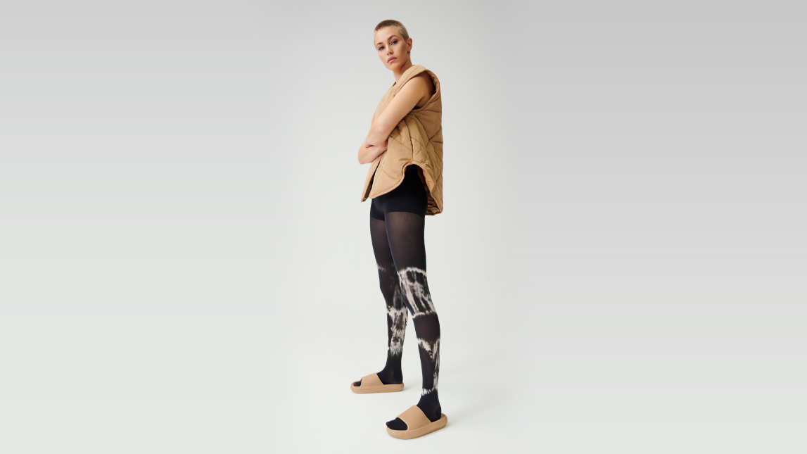 Junge Frau trägt eine blickdichte Strumpfhose von ITEM m6