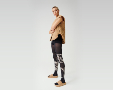 Junge Frau trägt eine schwarze Strumpfhose von ITEM m6