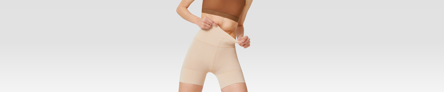 Frau trägt Shapewear für einen flachen Bauch von ITEM m6