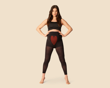 Junge Frau in ITEM All Mesh Shape Body
