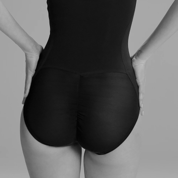 A fashion-conscious woman forms her bottom with shapewear from ITEM m6.