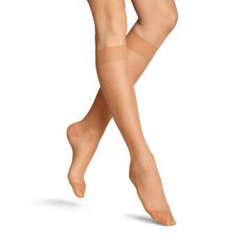 ITEM m6 Knee-high Invisible - Komfort für die langen Tage Die Business Frau trägt ITEM m6 Kniestrümpfe mit Hightech-Kompression.