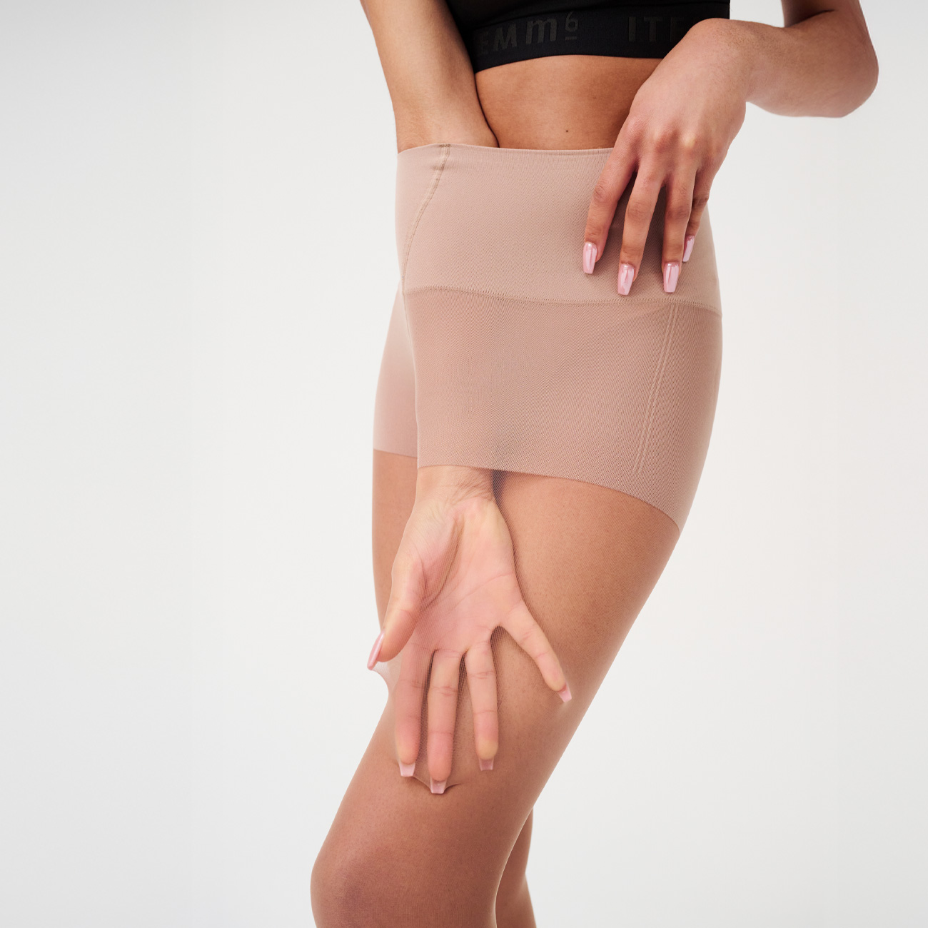 Junge Frau trägt Strumpfhose mit Kompression